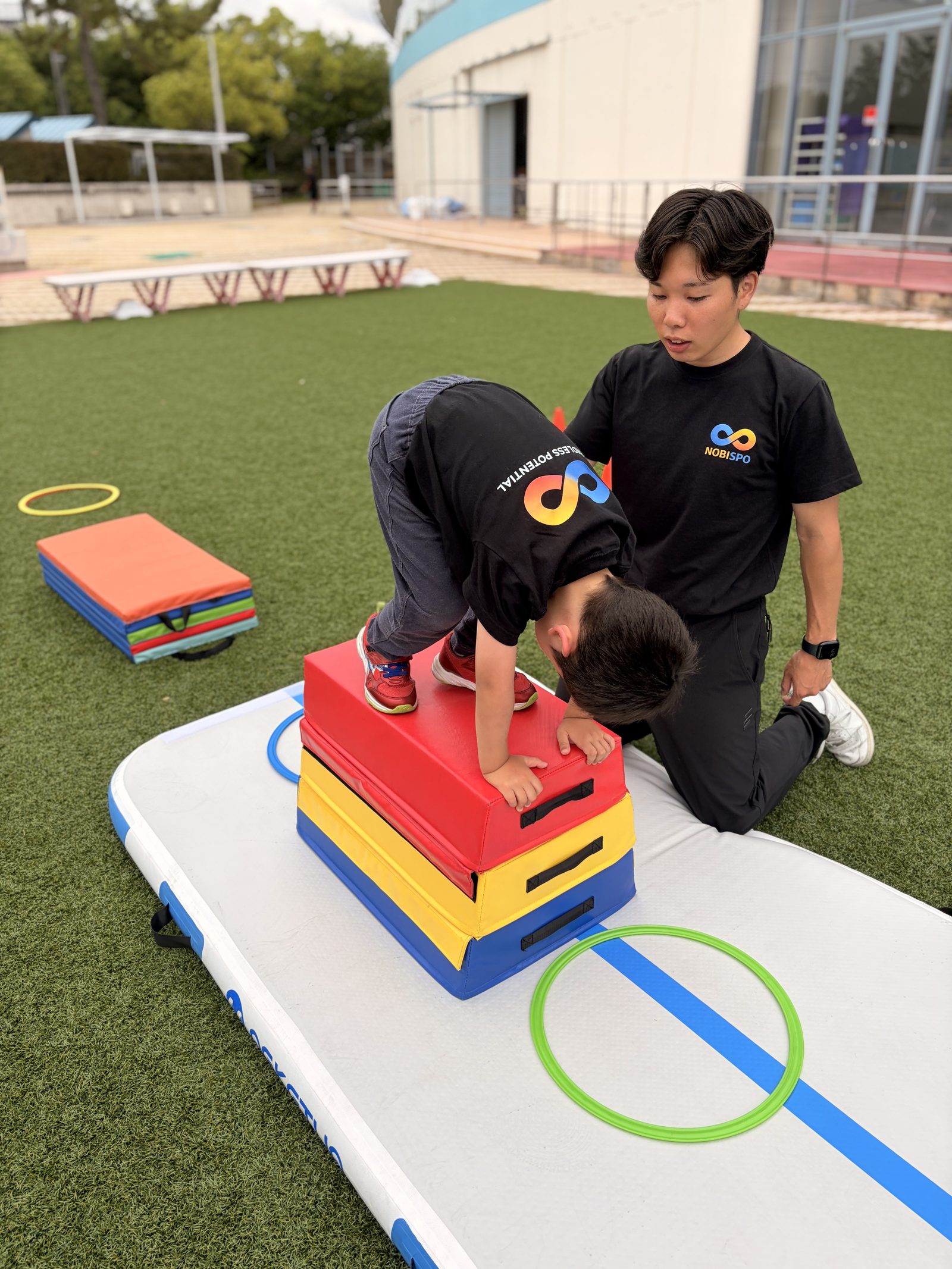 跳び箱に挑戦する子ども